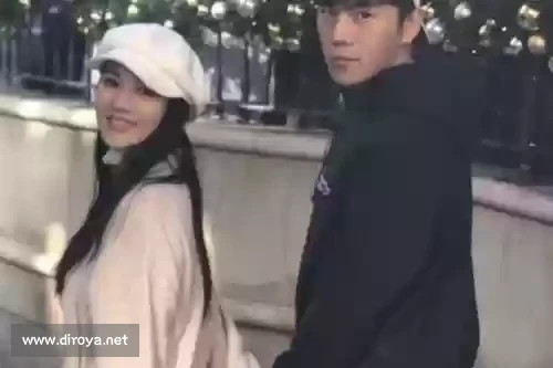 汪洋带着妻女走着，全家人的穿衣潮流太抢眼了。3岁的女儿长发如瀑，美如精灵。